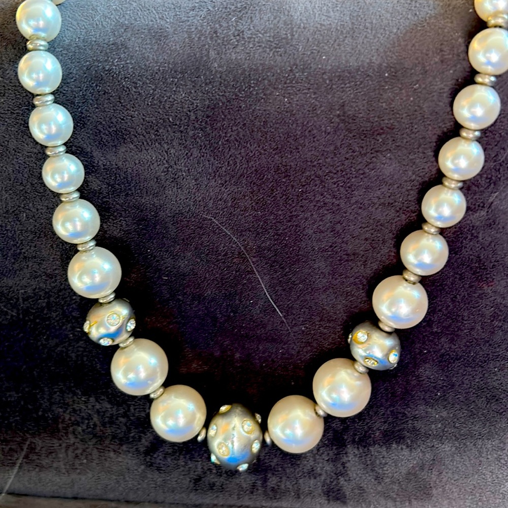 Vintage Pearl-like and rhinestone costume jewelry choker.